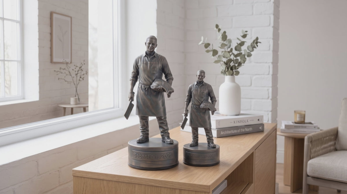 Indlæs video: Slagterfigur – video med 24 cm og 16 cm bronzefigur