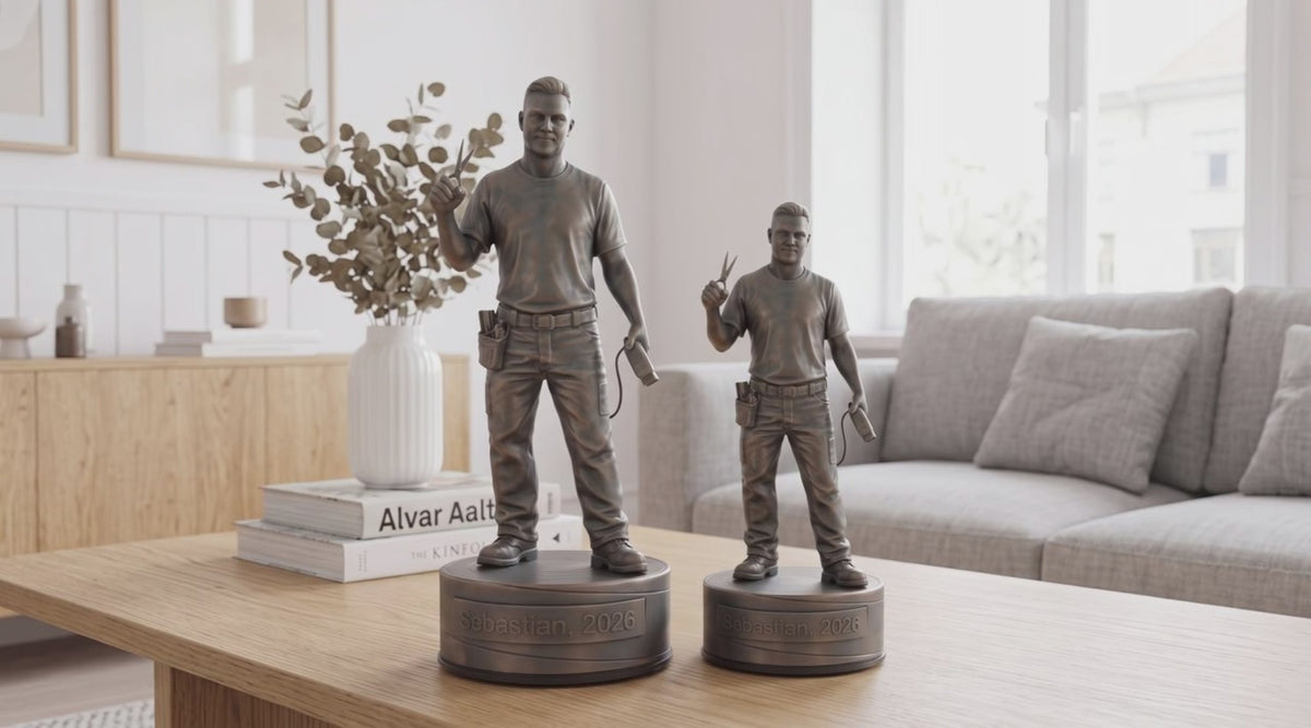 Indlæs video: Frisørfigur – video med 24 cm og 16 cm bronzefigur